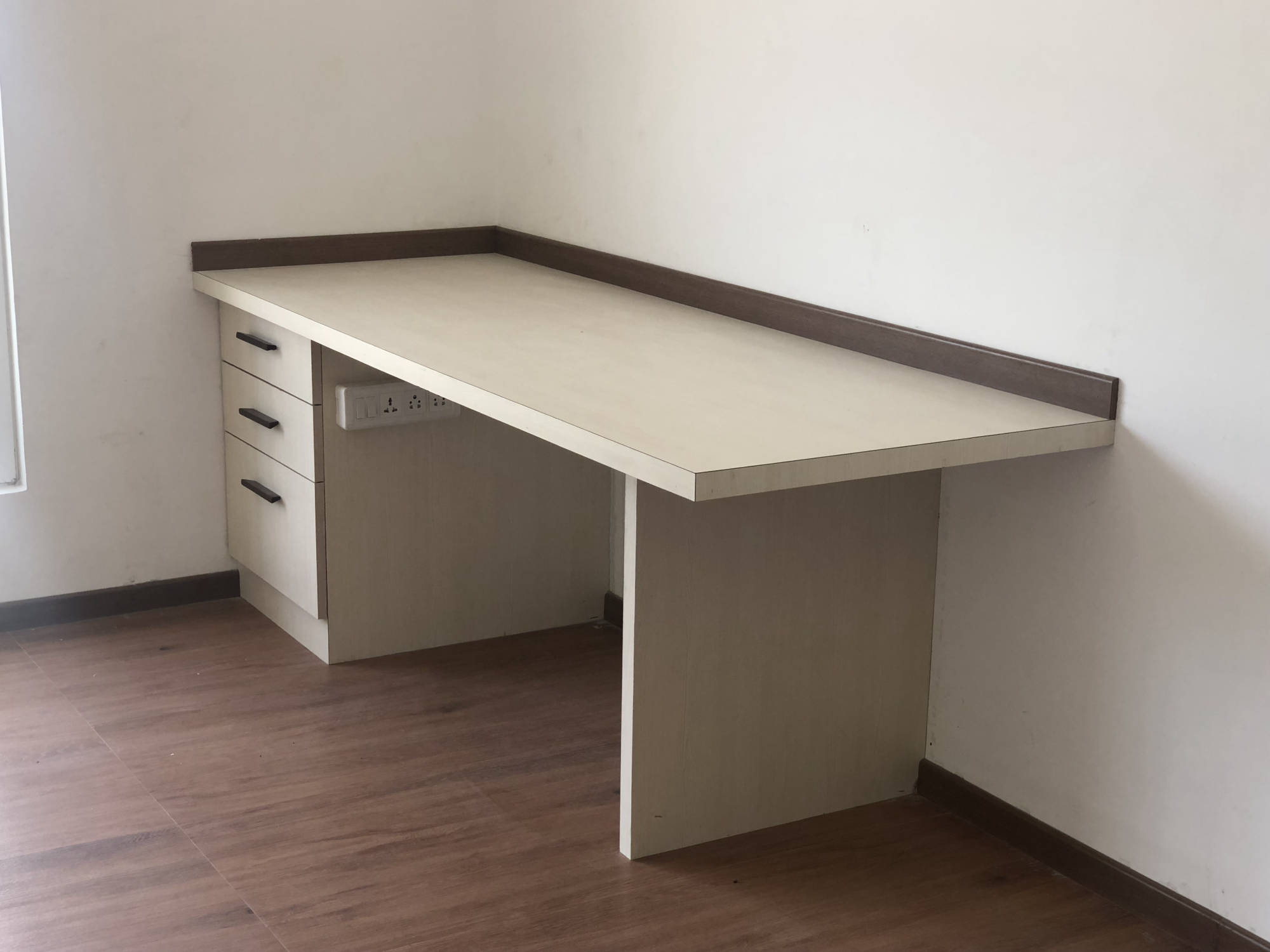 Long work desk